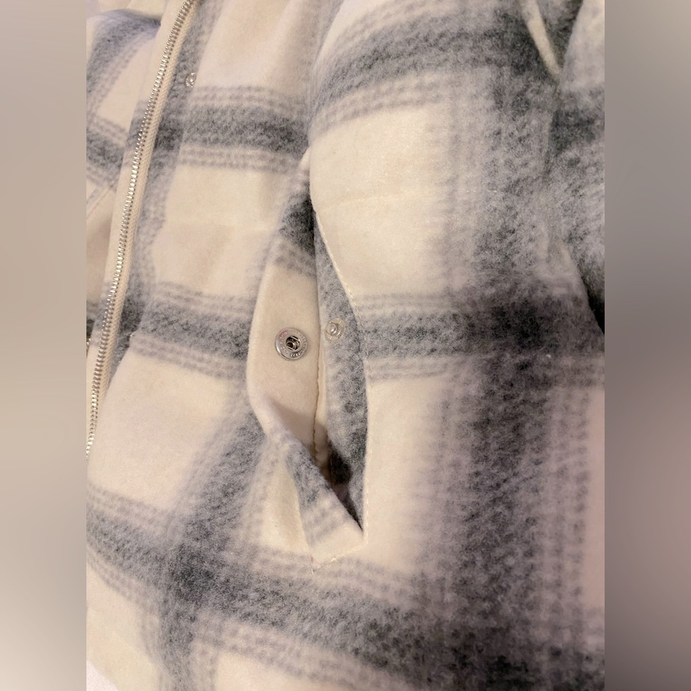 Abercrombie and Fitch ‘A&F Wool-Blend Mini Puffer in Cream Plaid’ Medium (M) - Picture 4 of 6